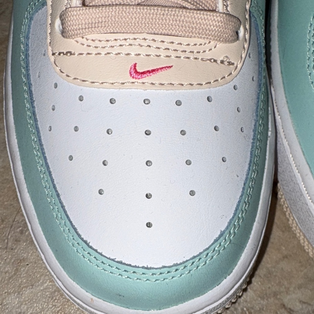 Nike Emerald Guava Ice Nike Boys size 6.5 Sneakers - Picture 7 of 16